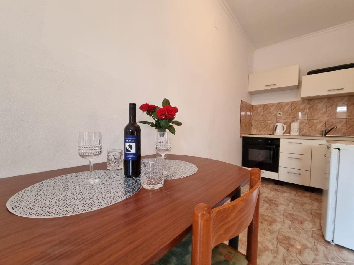Apartmani Nika ビビニェ エクステリア 写真